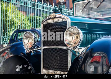 Neapel, Italien - 9. September 2019: Altes Retro-Auto aus dem Jahr 1920s der Marke Peugeot auf einer Straße in Neapel, Italien geparkt Stockfoto