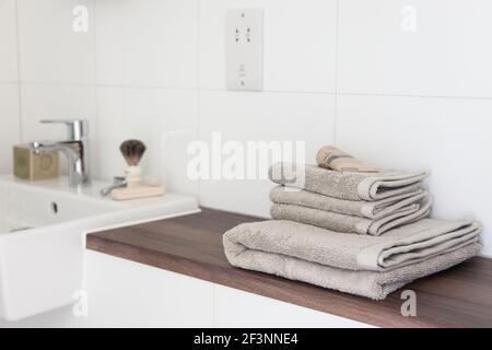 Weißes Badezimmer in einem modernen Landhaus in Cambridge. Ein Haus, das modernen minimalistischen Stil mit der Darstellung von traditionellen Objekten kombiniert, die jeden Tag verwendet werden Stockfoto