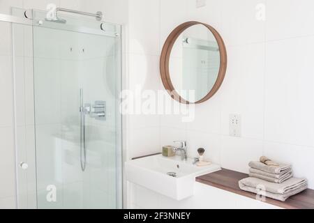 Weißes Badezimmer in einem modernen Landhaus in Cambridge. Ein Haus, das modernen minimalistischen Stil mit der Darstellung von traditionellen Objekten kombiniert, die jeden Tag verwendet werden Stockfoto