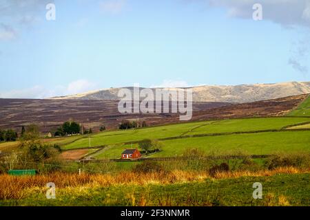 Kinder Scout von Birch Vale Reservoir, Derbyshire Stockfoto