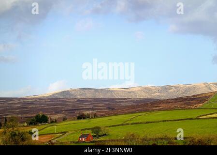 Kinder Scout von Birch Vale Reservoir, Derbyshire Stockfoto