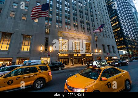 Verkehr, hetzen hinter dem Eingang zu dem Waldorf Astoria an der Park Avenue. Stockfoto