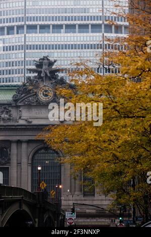 Detail des Haupteingangs des Grand Central Terminals, mit Met Life Building im Hintergrund und Bäumen im Vordergrund. Stockfoto
