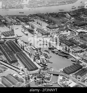 LONDON DOCKS, Southwark. Luftaufnahme vom Greenland Dock, Rotherhithe im Juni 1958. Zeigt auch South Dock, die Themse und den Eingang zu Stockfoto