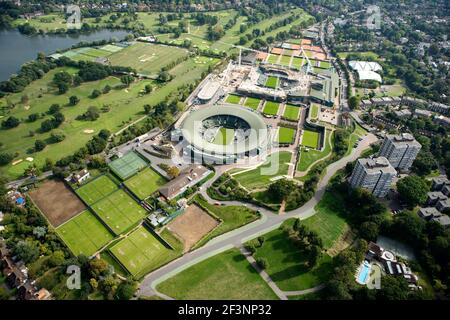ALL ENGLAND RASEN TENNIS UND CROQUET CLUB, WIMBLEDON, LONDON. Eine Luftaufnahme des Geländes zeigt die Neuentwicklung des Center Court im Bau. Stockfoto