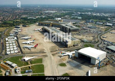 FLUGHAFEN HEATHROW, Middlesex. Eine Luftaufnahme des Flughafens London Heathrow zeigt den Service-Bereich mit Boeing 747s und concorde. Fotografiert Im September, Stockfoto