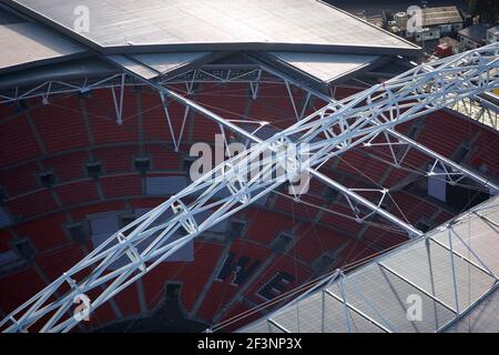 WEMBLEYSTADION in London. Luftbild zeigt Abschnitt der Dach, Innenraum und Bogen hautnah. Stockfoto