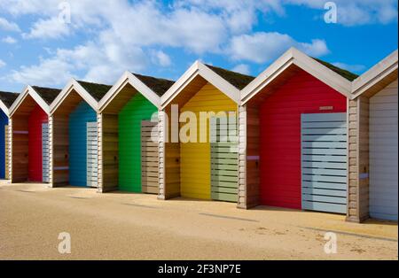 STRANDHÜTTEN, Blyth, Northumberland. Eine Reihe verschiedenfarbiger Strandhütten. Stockfoto