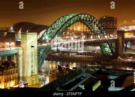TYNE BRIDGE, Newcastle Upon Tyne. Gateshead, Tyne and Wear. Nachtansicht der Tyne Brücke mit The Sage Musikzentrum darüber hinaus. Stockfoto