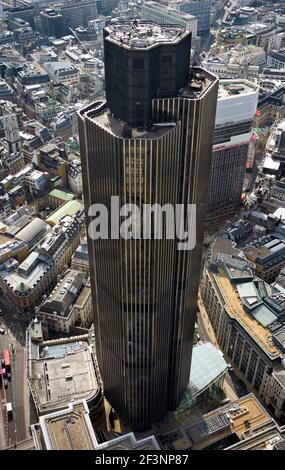 TOWER 42, London. Eine Luftaufnahme des 'NatWest Tower'. Die Stadt des Londoner Finanzdistrikts. Stockfoto