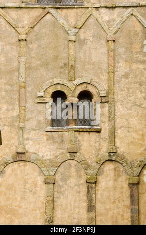 ST. PETER'S CHURCH, Barton-upon-Humber, Lincolnshire. Architektonische Details. Angelsächsisches Fenster und Bogenfenster in der Südwand des Turms. Der Streifen-p Stockfoto