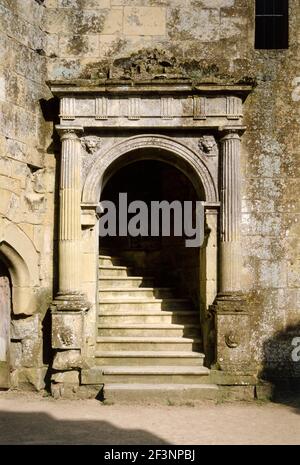 OLD WARDOUR CASTLE, WILTSHIRE. Gewölbter Eingang und große Treppe, die zum Flur führt. Die Tür wurde in den 1570er Jahren als Teil von Sir Matthew neu gestaltet Stockfoto