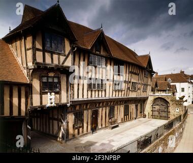 LORD LEYCESTER HOSPITAL, High Street, Warwick, Warwickshire. Außenansicht des Fachwerkgebäudes aus dem Südwesten mit Blick auf das Tor. Stockfoto