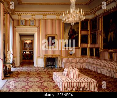 APSLEY HOUSE in London. Innenansicht des gestreiften Drawing Room mit Blick auf den Speisesaal. Stockfoto