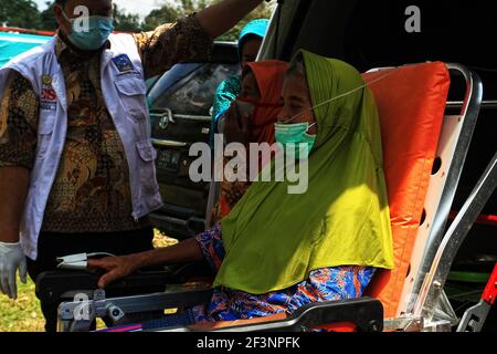 Medizinische Vorkontrolle bei Katastrophenschutzanlagen in Yogyakarta Stockfoto