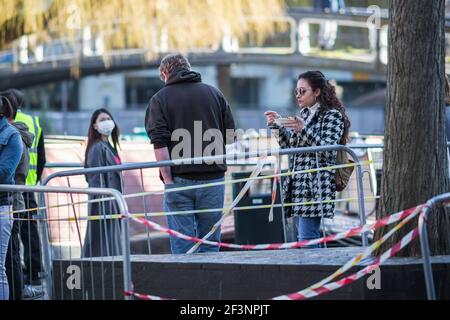 London, Großbritannien - 26. Februar 2021 - Kunden, die im Freien auf dem Camden Market während der nationalen Sperre essen, wo nur Essen zum Mitnehmen erlaubt ist Stockfoto