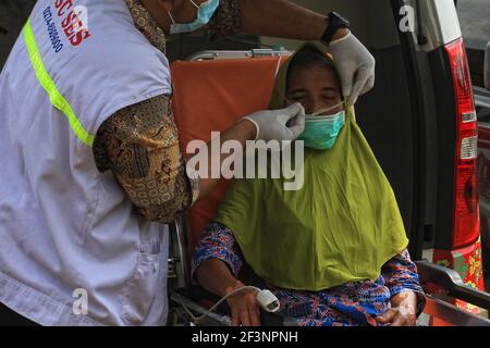 Medizinische Vorkontrolle bei Katastrophenschutzanlagen in Yogyakarta Stockfoto