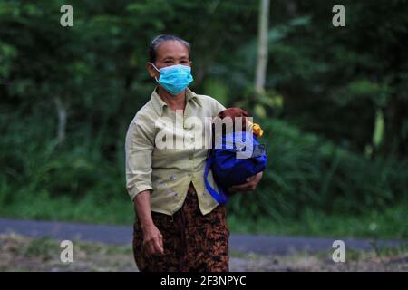 Evakuierte Dorfbewohner, nachdem Indonesiens Berg Merapi ausbrach Stockfoto