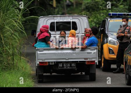 Evakuierte Dorfbewohner, nachdem Indonesiens Berg Merapi ausbrach Stockfoto