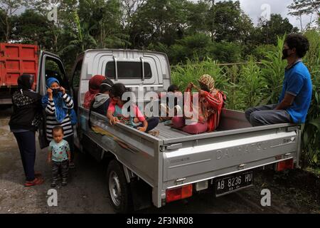 Evakuierte Dorfbewohner, nachdem Indonesiens Berg Merapi ausbrach Stockfoto