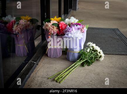 Acworth, GA, USA. März 2021, 17th. Gedenkblumen wurden außerhalb YoungÃs Asian Massage Salon, Szene von vier schießen Todesfälle Dienstag in diesem Vorort nördlich von Atlanta platziert. Acht Menschen, darunter sechs Frauen asiatischer Abstammung, wurden am Dienstag in einer Reihe von Massageställen in der Gegend von Atlanta erschossen, was die Angst in der ganzen Gemeinde schwoll, dass die Opfer wegen ihrer Rasse ins Visier genommen wurden.EIN Verdächtiger, Robert Aaron Long, 21, von Woodstock, Georgia, Wurde am Dienstag Abend in Crisp County, etwa 150 Meilen südlich von Atlanta verhaftet. Kredit: ZUMA Press, Inc./Alamy Live Nachrichten Stockfoto