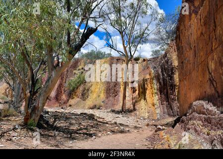 Australien, NT, Ocker Gruben in West McDonnell Range National Park, Ocker von Aborigine Leute für Zeremonien verwendet werden Stockfoto