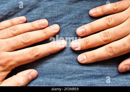 Hintergrund aus blauer Jeans mit Händen Stockfoto