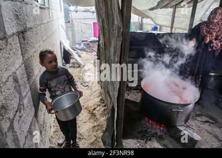 Verteilung von Nahrungsmittelhilfe für bedürftige Familien in Gaza Stockfoto