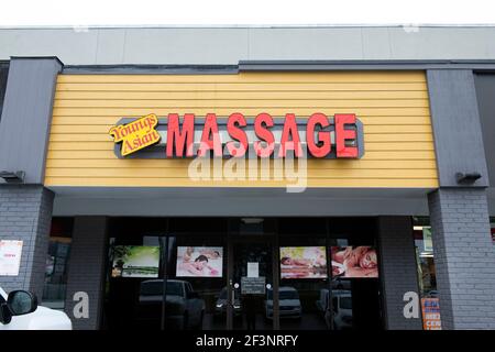 Acworth, GA, USA. März 2021, 17th. Gedenkblumen wurden außerhalb YoungÃs Asian Massage Salon, Szene von vier schießen Todesfälle Dienstag in diesem Vorort nördlich von Atlanta platziert. Acht Menschen, darunter sechs Frauen asiatischer Abstammung, wurden am Dienstag in einer Reihe von Massageställen in der Gegend von Atlanta erschossen, was die Angst in der ganzen Gemeinde schwoll, dass die Opfer wegen ihrer Rasse ins Visier genommen wurden.EIN Verdächtiger, Robert Aaron Long, 21, von Woodstock, Georgia, Wurde am Dienstag Abend in Crisp County, etwa 150 Meilen südlich von Atlanta verhaftet. Kredit: ZUMA Press, Inc./Alamy Live Nachrichten Stockfoto