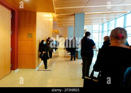 Die Leute stellten sich auf, um Covid 19 Impfungen zu erhalten, NYU Langone Hospital, New York City Stockfoto