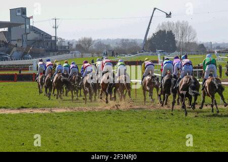 Down Royal Racecourse, Lisburn, County Antrim, Northern Ieland, Großbritannien. März 2021, 17. St. Patrick's Day Race Meeting 2021 - Adare Manor Opportunity Handicap Hürde. Das Rennen gewann No Thanks (Nummer 7), geritten von Dillon Maxwell und trainiert von Matthew J Smith. Kredit: CAZIMB/Alamy Live Nachrichten. Stockfoto