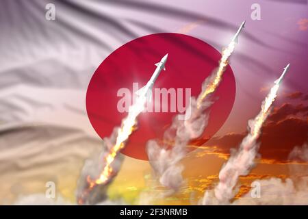 Moderne strategische Raketenkräfte Konzept auf Sonnenuntergang Hintergrund, Japan ballistischen Raketenangriff - Militär Industrie 3D Illustration, Nuke mit Flagge Stockfoto