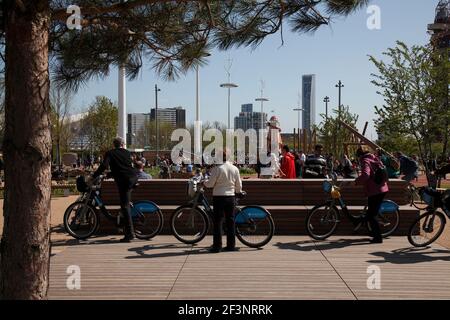 Radler pausieren im Park - Architekt: Verschiedene Stockfoto