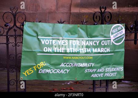 Ein Banner neben einem Studentenprotest in der zeremoniellen Whitworth Hall an der University of Manchester, Manchester, England, Großbritannien am 17. März 2021. Sie fordern den Rücktritt von Dame Nancy Jane Rothwell, Präsidentin und Vizekanzlerin der Universität. Sie fordern mehr Demokratie und Rechenschaftspflicht. Dies folgt auf Proteste in einigen Studentenwohnheimen in Manchester über Lockdown-Maßnahmen und die Sorgen der Studenten über die Zahlung großer Summen für Bildung, wenn viel Unterricht nur während der Pandemie von Covid 19 online war. Stockfoto