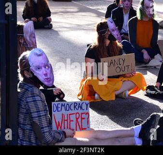 Studenten mit anonymen Masken protestieren am 17. März 2021 in der zeremoniellen Whitworth Hall an der University of Manchester, Manchester, England, Großbritannien. Sie fordern den Rücktritt von Dame Nancy Jane Rothwell, Präsidentin und Vizekanzlerin der Universität. Sie fordern mehr Demokratie und Rechenschaftspflicht. Dies folgt auf Proteste in einigen Studentenwohnheimen in Manchester über Lockdown-Maßnahmen und die Sorgen der Studenten über die Zahlung großer Summen für Bildung, wenn viel Unterricht nur während der Pandemie von Covid 19 online war. Stockfoto