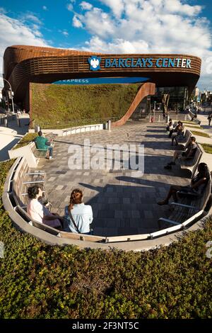 Das Barclays Center in Brooklyn, mit Moos bewachsenen u-Bahn Eingang im Vordergrund. Stockfoto