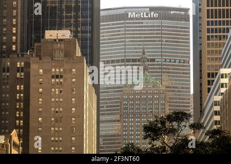 Das MetLife Building, von Pietro Belluschi und Walter Gropius, überragt das Helmsley Building aus der Vorkriegszeit an der Park Avenue in Manhattan. Stockfoto