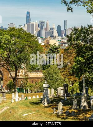 Brooklyns Green-Wood Cemetery mit Blick auf Downtown Manhattan. Stockfoto