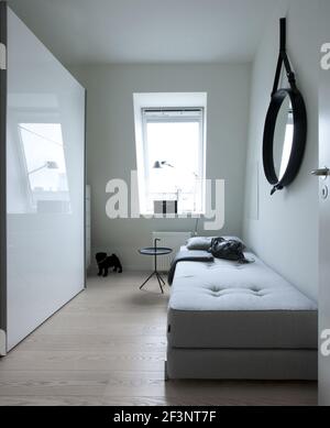 No-Nonsense, moderne Wohnung in Kopenhagen. Weiße Wände und einen Holzboden. Kunstwerke und minimalistischen Stil. Ein Schlafzimmer. Stockfoto