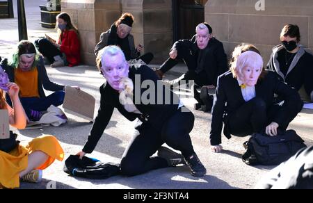 Studenten mit anonymen Masken protestieren am 17. März 2021 in der zeremoniellen Whitworth Hall an der University of Manchester, Manchester, England, Großbritannien. Sie fordern den Rücktritt von Dame Nancy Jane Rothwell, Präsidentin und Vizekanzlerin der Universität. Sie fordern mehr Demokratie und Rechenschaftspflicht. Dies folgt auf Proteste in einigen Studentenwohnheimen in Manchester über Lockdown-Maßnahmen und die Sorgen der Studenten über die Zahlung großer Summen für Bildung, wenn viel Unterricht nur während der Pandemie von Covid 19 online war. Stockfoto