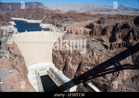 Blick auf den Hoover-Staudamm aus der neuen Mike O' Callaghan-Pat Tillman Memorial Bridge, Arizona, USA. Stockfoto