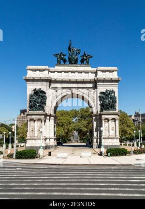 Die Soldaten und Matrosen Arch in Brooklyns Grand Army Plaza, am Kreisverkehr, der den Eingang zum Prospect Park markiert. Der Bogen wurde von Sta geplant Stockfoto