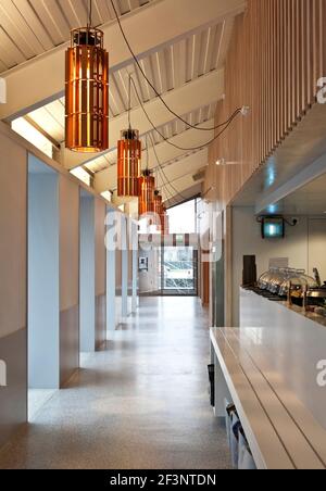 Schlacht von Bannockburn Visitors Centre, Stirling, Schottland, Großbritannien. Das Interieur mit Gehwegen und Holzvertäfelung. Stockfoto