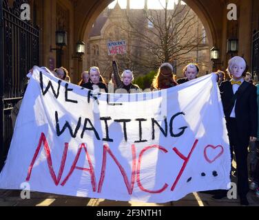 Studenten mit anonymen Masken protestieren am 17. März 2021 in der zeremoniellen Whitworth Hall an der University of Manchester, Manchester, England, Großbritannien. Sie fordern den Rücktritt von Dame Nancy Jane Rothwell, Präsidentin und Vizekanzlerin der Universität. Sie fordern mehr Demokratie und Rechenschaftspflicht. Dies folgt auf Proteste in einigen Studentenwohnheimen in Manchester über Lockdown-Maßnahmen und die Sorgen der Studenten über die Zahlung großer Summen für Bildung, wenn viel Unterricht nur während der Pandemie von Covid 19 online war. Stockfoto