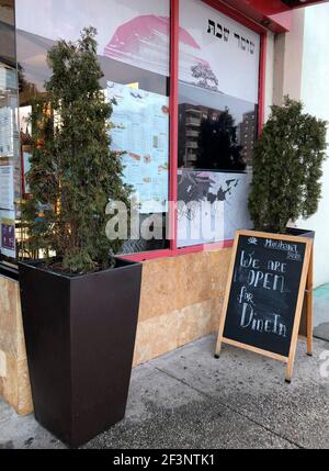 Koscheres Sushi Restaurant mit Schild vor der Tür, geöffnet für Abendessen im Service, Queens, New York Stockfoto