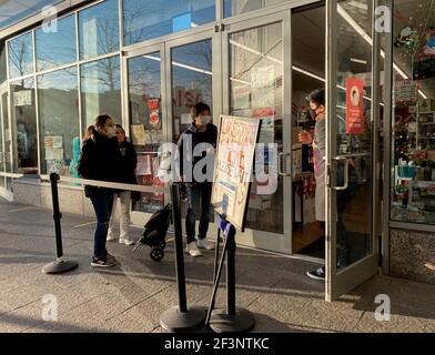 Mitarbeiter, der Kunden im Daiso Japan Store am Black Friday, Rego Center Mall, Queens, NY, lässt Stockfoto