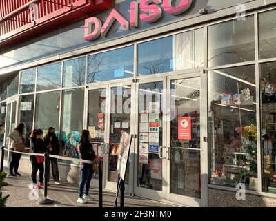 Kundenstamm außerhalb des Daiso Japan Store am Black Friday, Rego Center Mall, Queens, NY Stockfoto