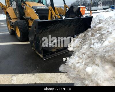 Schwere Ausrüstung für die Schneeräumung nach dem Wintersturm, New York Stockfoto