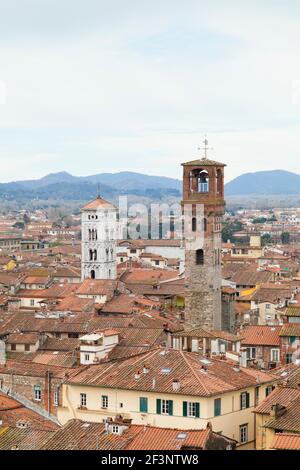 Allgemeine Ansichten der typischen toskanischen Architektur, Häuser und Dächer in Lucca, Toskana. Das ist der Blick vom Torre Guinigi in Lucca. Stockfoto