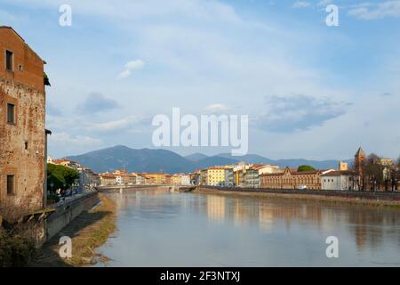 Pisa ist eine mittelalterliche Stadt an der Mündung des Flusses Arno, in der Toskana. Bekannt für den schönen mittelalterlichen Campo dei Miracoli, wo sich der schiefe Turm befindet Stockfoto